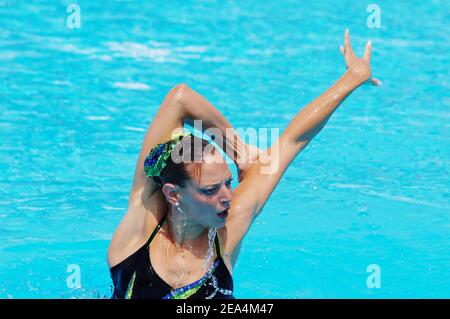 La nageuse française Virginie Dedieu se produit pendant le programme technique solo de natation synchronisée des championnats du monde de natation, à Montréal, Canada, le 19 juillet 2005. Photo de Nicolas Gouhier/CAMELEON/ABACAPRESS.COM Banque D'Images