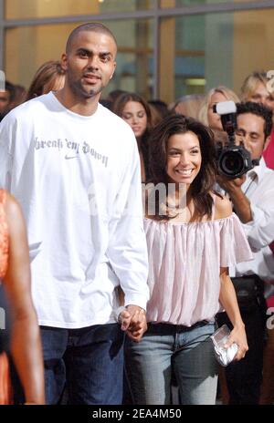 Tony Parker, le champion français de la NBA des San Antonio Spurs, et sa petite amie, l'actrice américaine Eva Longoria, assistent à la première de « Hustle & Flow » de L.A. au Cinerama Dome à Hollywood, Los Angeles, CA, USA, le 20 juillet 2005. Photo de Lionel Hahn/ABACAPRESS.COM. Banque D'Images