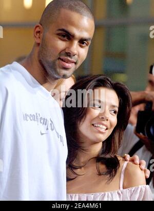 Tony Parker, le champion français de la NBA des San Antonio Spurs, et sa petite amie, l'actrice américaine Eva Longoria, assistent à la première de « Hustle & Flow » de L.A. au Cinerama Dome à Hollywood, Los Angeles, CA, USA, le 20 juillet 2005. Photo de Lionel Hahn/ABACAPRESS.COM. Banque D'Images