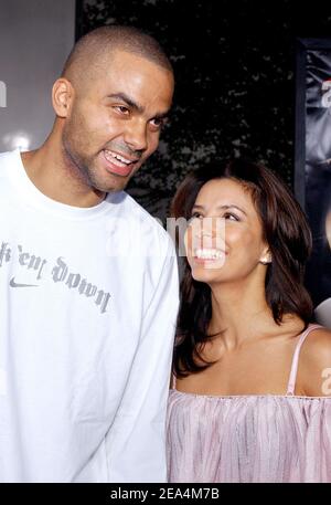 Tony Parker, le champion français de la NBA des San Antonio Spurs, et sa petite amie, l'actrice américaine Eva Longoria, assistent à la première de « Hustle & Flow » de L.A. au Cinerama Dome à Hollywood, Los Angeles, CA, USA, le 20 juillet 2005. Photo de Lionel Hahn/ABACAPRESS.COM. Banque D'Images