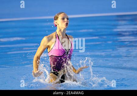 La nageuse synchronisée française Virginie Dedieu remporte la médaille d'or pour sa routine de nage libre synchronisée en solo lors des XI Championnats du monde de la FINA au Parc Jean-drapeau à Montréal, Québec, Canada, le 21 juillet 2005. Photo de Nicolas Gouhier/CAMELEON/ABACAPRESS.COM Banque D'Images