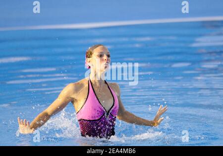 La nageuse synchronisée française Virginie Dedieu remporte la médaille d'or pour sa routine de nage libre synchronisée en solo lors des XI Championnats du monde de la FINA au Parc Jean-drapeau à Montréal, Québec, Canada, le 21 juillet 2005. Photo de Nicolas Gouhier/CAMELEON/ABACAPRESS.COM Banque D'Images