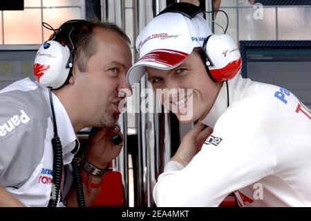 Mike Gasgogne Directeur technique et allemand Formule 1 Ralf Schumacher (écurie Toyota Honda) pendant l'Allemagne G.P. Hockenheim, le 22 juillet 2005. Photo de Thierry Gromik/ABACAPRESS.COM Banque D'Images