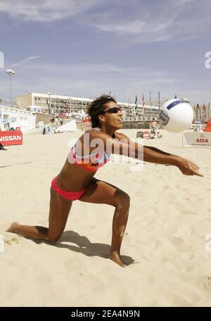 La joueuse française Virginie Kadjo lors de la visite de la plage d'Adia, le 24 juillet 2005, à St-Jean-de-Monts, en France. Photo de Laurent Zabulon/CAMELEON/ABACAPRESS.COM Banque D'Images