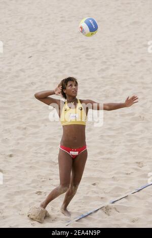 La joueuse française Virginie Kadjo lors de la visite de la plage d'Adia, le 24 juillet 2005, à St-Jean-de-Monts, en France. Photo de Laurent Zabulon/CAMELEON/ABACAPRESS.COM Banque D'Images