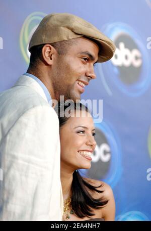 Tony Parker, joueur de San Antonio Spurs en NBA, et sa petite amie, l'actrice américaine et la star des « Esperate Housewives » Eva Longoria, assistent à la soirée All-Star du circuit de presse d'été 2005 d'ABC Television, qui s'est tenue au Abby Club à West Hollywood, Los Angeles, CA, USA, le 27 juillet 2005. Photo de Lionel Hahn/ABACAPRESS.COM. Banque D'Images