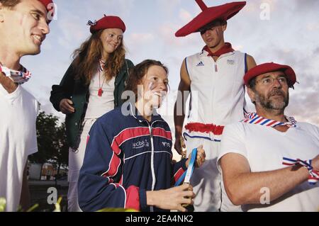 Solenne Figues remporte la médaille d'or sur les poses libres de 200 m pour femmes avec son mari Arnaud de Sainte Marie, sa sœur Jessica, son frère Floris et son père Patrick lors des XI championnats du monde de la FINA au Parc Jean-drapeau, à Montréal, Québec, Canada, le 27 juillet 2005. Photo de Nicolas Gouhier/CAMELEON/ABACAPRESS.COM Banque D'Images