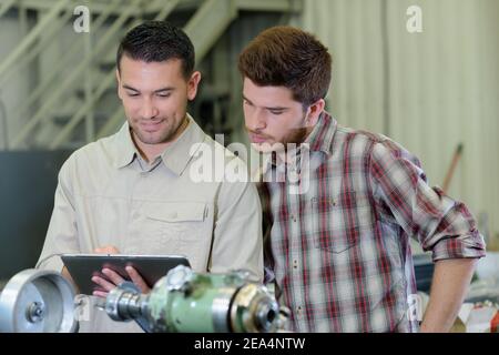 Apprenti ingénieur mâle avec contrôle des stocks Banque D'Images