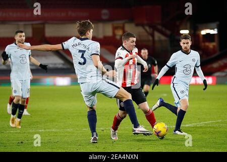 SHEFFIELD, ANGLETERRE, 7 FÉVRIER : Sheffchamps John Fleck charges ont passé Chelseas Marcos Alonso lors du match de la Premier League entre Sheffield United et Chelsea à Bramall Lane, Sheffield, dimanche 7 février 2021. (Credit: Chris Donnelly | MI News) Credit: MI News & Sport /Alay Live News Banque D'Images