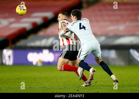 SHEFFIELD, ANGLETERRE, 7 FÉVRIER : Sheffchamps Billy Sharp combat avec Chelseas Andreas Christiensen lors du match de la Premier League entre Sheffield United et Chelsea à Bramall Lane, Sheffield, dimanche 7 février 2021. (Credit: Chris Donnelly | MI News) Credit: MI News & Sport /Alay Live News Banque D'Images