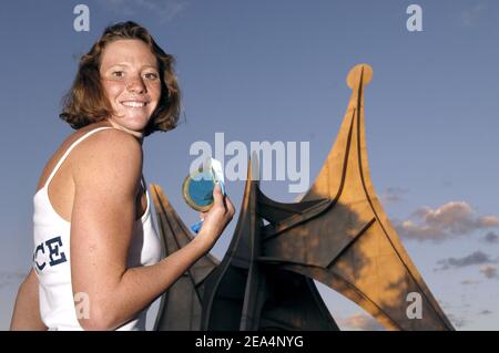 Solenne Figues, en France, a remporté sa médaille d'or à l'épreuve freestyle féminine de 200 mètres aux XI Championnats du monde de la FINA, qui se pose à Montréal, Canada, le 29 juillet 2005. Photo de Nicolas Gouhier/CAMELEON/ABACAPRESS.COM Banque D'Images