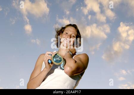 Solenne Figues, en France, a remporté sa médaille d'or à l'épreuve freestyle féminine de 200 mètres aux XI Championnats du monde de la FINA, qui se pose à Montréal, Canada, le 29 juillet 2005. Photo de Nicolas Gouhier/CAMELEON/ABACAPRESS.COM Banque D'Images