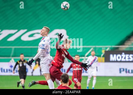 Vladislavs Gutkovski de Rakow et Mateusz Holownia de Legia sont vus en action pendant le match polonais PKO Ekstraklasa League entre Legia Warszawa et Rakow Czestochowa au Maréchal Jozef Pilsudski Legia Warsaw Stade municipal de Varsovie.(score final; Legia Warszawa 2:0 Rakow Czestochowa) Banque D'Images