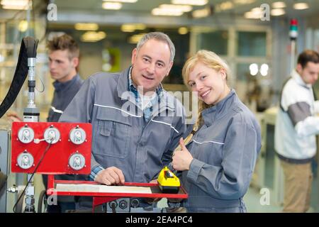 portrait de jeunes de travailleurs en usine Banque D'Images