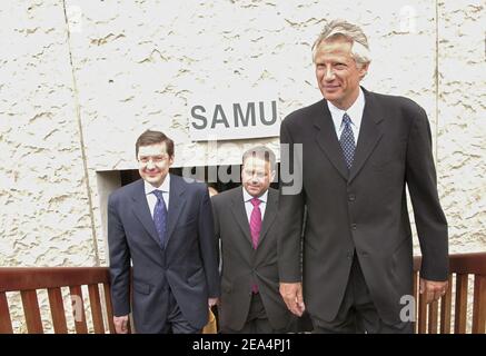 Le Premier ministre français Dominique de Villepin (R) avec Xavier Bertrand (C), ministre de la Santé et de la solidarité et Philippe Bas, ministre délégué à la sécurité sociale, aux personnes âgées, aux handicapés et à la famille, part après avoir visité le centre médical Bretagne Atlantique à vannes, dans l'ouest de la France, le 5 août 2005. Le premier ministre est actuellement en vacances avec sa famille dans la région. Photo de Bruno Klein/ABACAPRESS.COM Banque D'Images