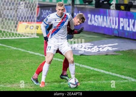 Vladislavs Gutkovski de Rakow et Mateusz Wieteska de Legia sont vus en action pendant le match polonais PKO Ekstraklasa League entre Legia Warszawa et Rakow Czestochowa au Maréchal Jozef Pilsudski Legia Warsaw Stade municipal de Varsovie.(score final; Legia Warszawa 2:0 Rakow Czestochowa) Banque D'Images