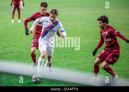 Bartosz Kapustka de Legia, Fran Tudor de Rakow et Andre Martins de Legia sont vus en action pendant le match polonais PKO Ekstraklasa League entre Legia Warszawa et Rakow Czestochowa au Maréchal Jozef Pilsudski Legia Varsovie Municipal Stadium.(score final; Legia 2:0 Rakow Czestochowa Warszawa) Banque D'Images