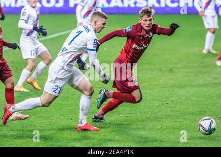 Vladislavs Gutkovski de Rakow et Mateusz Holownia de Legia sont vus en action pendant le match polonais PKO Ekstraklasa League entre Legia Warszawa et Rakow Czestochowa au Maréchal Jozef Pilsudski Legia Warsaw Stade municipal de Varsovie.(score final; Legia Warszawa 2:0 Rakow Czestochowa) Banque D'Images