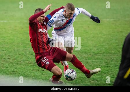 Artur Jedrzejczyk de Legia et Vladislavs Gutkovskis de Rakow sont vus en action pendant le match de la Ligue PKO Ekstraklasa entre Legia Warszawa et Rakow Czestochowa au Maréchal Jozef Pilsudski Legia Warsaw.(score final; Legia 2:0 Rakow Czestochowa Warszawa) Banque D'Images