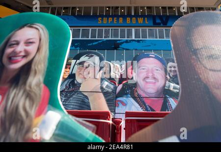 Tampa, États-Unis. 07e février 2021. Les chiffres de découpe remplissent les sièges qui sont vides en raison des restrictions de la COVID avant le début du Super Bowl LV contre les Kansas City Chiefs au stade Raymond James de Tampa, Floride, le dimanche 7 février 2021. Photo de Kevin Dietsch/UPI crédit: UPI/Alay Live News Banque D'Images