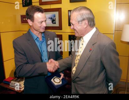 « le représentant de la Défense Donald H. Rumsfeld (R) présente l'acteur Gary Sinise avec un Pentagone de calcaire inscrit lors d'une visite aux studios CBS à Los Angeles, CA., États-Unis, le 4 août 2005. Rumsfeld s'est rendu au CSI pour remercier personnellement Sinise pour son soutien au programme « l'Amérique vous soutient » dans le cadre de son effort « l'opération des enfants irakiens ». Sinise a co-fondé opération Iraqan Children avec l'auteur de Seabiscuit Laura Hillenbrand. L'organisation collecte et expédie des fournitures scolaires et des jouets en Irak pour distribution par les troupes américaines, fournissant des matériaux indispensables aux enfants irakiens pendant la période de Boostin Banque D'Images