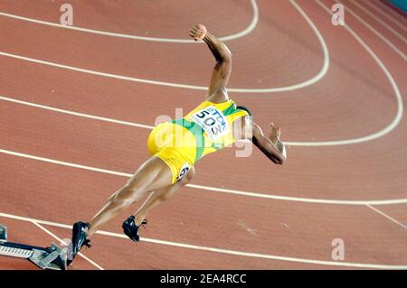 Début du 400 m masculin aux 10e Championnats du monde d'athlétisme de l'IAAF, à Helsinki, en Finlande, le 12 août 2005. Photo de Gouhier-Kempinaire/CAMELEON/ABACAPRESS.COM. Banque D'Images