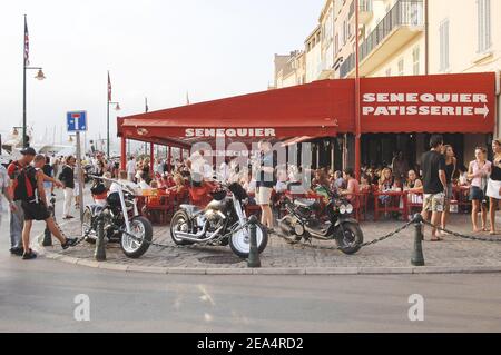 Senequier, célèbre café-restaurant situé le long du port de Saint-Tropez, dans le sud de la France, le 11 août 2005. Photo par ABACAPRESS.COM. Banque D'Images