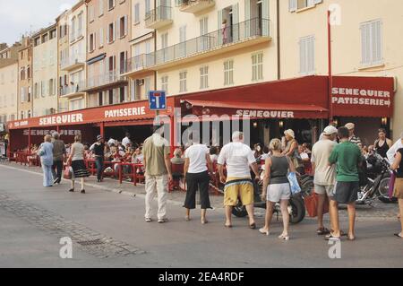 Senequier, célèbre café-restaurant situé le long du port de Saint-Tropez, dans le sud de la France, le 11 août 2005. Photo par ABACAPRESS.COM. Banque D'Images