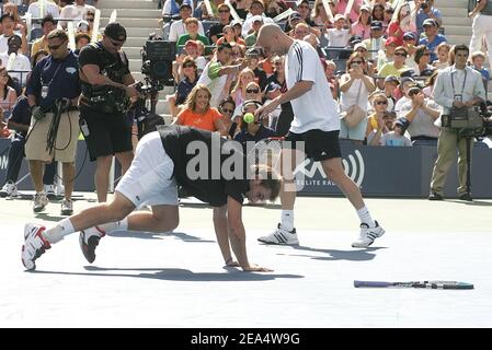 Andy Roddick joue contre Andre Agassi dans un jeu d'exposition lors de la Journée des enfants Arthur Ashe 2005 au centre de tennis USTA à Queens, NY, le 27 août 2005. La Journée des enfants Arthur Ashe s'inscrit dans le cadre des célébrations de lancement de l'US tennis Open qui se tiendra du 29 août au 11 septembre 2005 au centre de tennis de l'USTA. Photo de William Gratz/ABACAPRESS.COM Banque D'Images