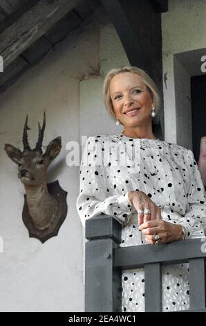 HRH Michael de Kent et sa femme la princesse Michael de Kent (Marie-Christine Anne Hedwig Ida Windsor) pose pendant le festival de la forêt du livre (la forêt des livres) à Chanceaux-Pres Loches, centre de France, une très célèbre rencontre d'écrivains organisée par l'écrivain français Gonzague Saint-bris le 28 août 2005. Photo de Bruno Klein/ABACAPRESS.COM. Banque D'Images