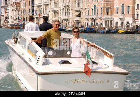 Harrison Ford et sa petite amie Calista Flockhart s'amusent sur un taxi lors du 62e Festival du film de Venise à Venise, en Italie, le 1er septembre 2005. Photo de Lionel Hahn/ABACAPRESS.COM. Banque D'Images