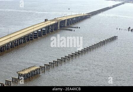 L'ouragan Katrina a détruit le pont d'Ocean Springs sur l'autoroute 90 entre Biloxi et Ocean Springs, Miss, comme on l'a vu lors de cette visite aérienne le 31 août 2005. L'ouragan Katrina a frappé la côte du golfe avec des rafales de vent de plus de 140 milles par heure, des bâtiments aplatis et des zones inondées de la Floride à la Louisiane. Des millions de personnes ont été laissées sans pouvoir et des centaines de milliers sans abri. Photo par Mike Buytas/USAF via ABACAPRESS.COM Banque D'Images