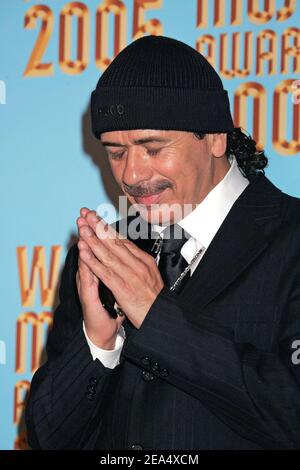 Carlos Santana participe aux World Music Awards 2005 qui se tiennent au Kodak Theatre à Hollywood, Californie, Etats-Unis, le 31,2005 août. Photo de Baxter/ABACAPRESS.COM Banque D'Images