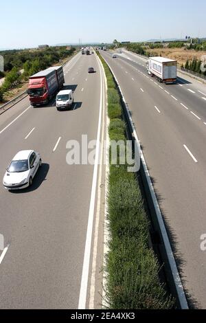 Vue générale du réseau de l'autoroute du Sud de la France ASF (autoroute du Sud de la France) à salon de Provence, dans le sud de la France, le 31 août 2005. Lundi a été le dernier jour pour les soumissionnaires intéressés par l'achat de l'une des trois compagnies de péage publiques françaises, une vente dénoncée par certains politiciens qui soutiennent le gouvernement vend une partie de la France, peut-être à des étrangers. Photo de Gerald Holubowicz/ABACAPRESS.COM Banque D'Images