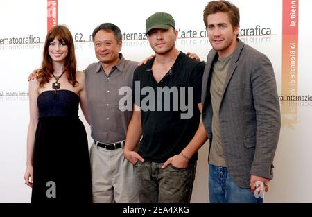 Anne Hathaway, Ang Lee, Heath Ledger et Jake Gyllenhaal assistent à la photo de la montagne de Brokeback au 62e Festival Mostra de Venise. Venise, Italie, 2 septembre 2005. Photo de Lionel Hahn/ABACAPRESS.COM Banque D'Images