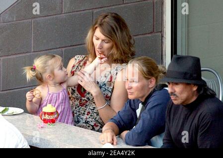 Steffi Graf et sa fille Jaz elle Agassi soutiennent Andre Agassi lors de sa 3e rencontre lors du tournoi de tennis US Open 2005, qui s'est tenu au stade Arthur Ashe à Flushing Meadows, New York, le samedi 3 septembre 2005.photo de Nicolas Khayat/ABACAPRESS.COM. Banque D'Images