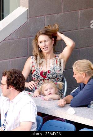 Steffi Graf et sa fille Jaz elle Agassi soutiennent Andre Agassi lors de sa 3e rencontre lors du tournoi de tennis US Open 2005, qui s'est tenu au stade Arthur Ashe à Flushing Meadows, New York, le samedi 3 septembre 2005.photo de Nicolas Khayat/ABACAPRESS.COM. Banque D'Images