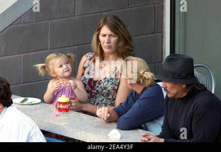 Steffi Graf et sa fille Jaz elle Agassi soutiennent Andre Agassi lors de sa 3e rencontre lors du tournoi de tennis US Open 2005, qui s'est tenu au stade Arthur Ashe à Flushing Meadows, New York, le samedi 3 septembre 2005.photo de Nicolas Khayat/ABACAPRESS.COM. Banque D'Images