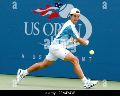 Richard Gasquet, de France, a battu Ivan Ljubicic, de Croatie, lors de son 3e tour de l'US Open 2005, qui s'est tenu au stade Arthur Ashe de Flushing Meadows, New York, le mardi 30 août 2005. Photo de Nicolas Khayat/ABACAPRESS.COM Banque D'Images