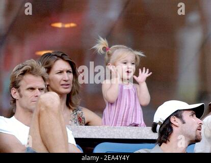 Steffi Graf et sa fille Jaz elle Agassi soutiennent Andre Agassi lors de sa 3e rencontre lors du tournoi de tennis US Open 2005, qui s'est tenu au stade Arthur Ashe à Flushing Meadows, New York, le samedi 3 septembre 2005.photo de Nicolas Khayat/ABACAPRESS.COM. Banque D'Images