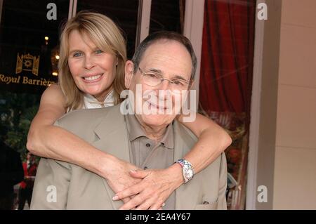 EXCLUSIF. L'acteur et réalisateur français Robert Hossein et son épouse l'actrice Candice Patou posent pour notre photographe dans le cadre du 31e Festival du film américain à Deauville, France, le 4 septembre 2005. Photo de Denis Guignebourg/ABACAPRESS.COM Banque D'Images