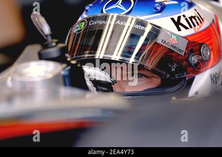 Kimi Raikkonen, pilote finlandais de Formule 1 de McLaren-Mercedes, lors de la session de qualification du Grand Prix d'Italie à Monza, en Italie, le 3 septembre 2005. Michael Schumacher, sept fois champion du monde de Ferrari, a remporté la sixième place, une place devant le coéquipier Rubens Barrichello, et partage la troisième rangée avec l'Italien Jarno Trulli dans une course Toyota pour demain. Photo de Thierry Gromik/ABACAPRESS.COM. Banque D'Images