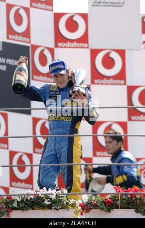 Fernando Alonso espagnol et Giancarlo Fisichella italien de Renault célèbrent leur deuxième et troisième place au Grand Prix d'Italie, sur le circuit de Monza, Italie, le 4 septembre 2005. Photo de Thierry Gromik/ABACAPRESS.COM. Banque D'Images