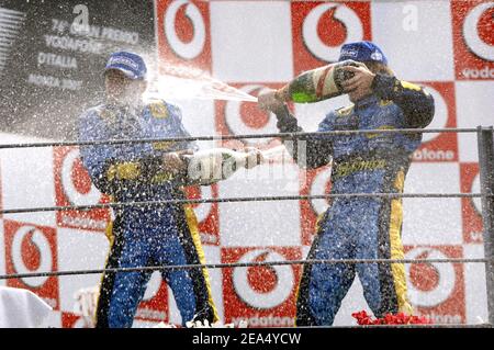 Fernando Alonso espagnol et Giancarlo Fisichella italien de Renault célèbrent leur deuxième et troisième place au Grand Prix d'Italie, sur le circuit de Monza, Italie, le 4 septembre 2005. Photo de Thierry Gromik/ABACAPRESS.COM. Banque D'Images