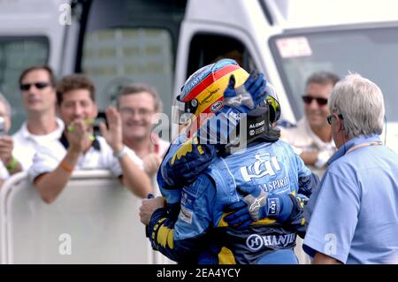 Fernando Alonso espagnol et Giancarlo Fisichella italien de Renault célèbrent leur deuxième et troisième place au Grand Prix d'Italie, sur le circuit de Monza, Italie, le 4 septembre 2005. Photo de Thierry Gromik/ABACAPRESS.COM. Banque D'Images