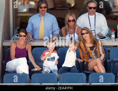 Steffi Graf et son fils Jaden Gil Agassi soutiennent Andre Agassi lors de sa 4e rencontre au tournoi de tennis américain Open 2005, qui s'est tenu au stade Arthur Ashe à Flushing Meadows, New York, le lundi 5 septembre 2005. Photo de Nicolas Khayat/ABACAPRESS.COM Banque D'Images