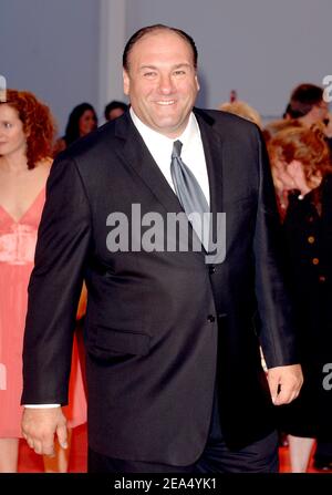 James Gandolfini, membre du casting, participe à la projection du film de John Turturro « Romance & cigarette » au 62e Festival du film de Venise, à Venise, en Italie, le 6 septembre 2005. Photo de Lionel Hahn/ABACAPRESS.COM Banque D'Images