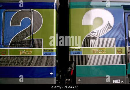 Louis Gallois, PDG de la SNCF, lors du lancement officiel des nouveaux trains "Teoz" à Bordeaux, dans le sud-ouest de la France, le 4 septembre 2005. Le « Teoz » remplacera les vieux trains TER et Corail et desservira une dizaine de grandes villes de France. Ils disposent d''une salle de jeux pour enfants, d''un espace multimédia, d''un espace de détente et d''un hangar à vélos. Photo de Patrick Bernard/ABACAPRESS.COM. Banque D'Images