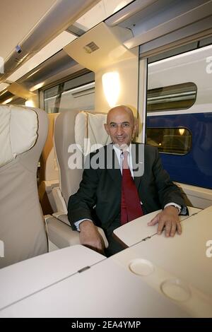 Louis Gallois, PDG de la SNCF, lors du lancement officiel des nouveaux trains "Teoz" à Bordeaux, dans le sud-ouest de la France, le 4 septembre 2005. Le « Teoz » remplacera les vieux trains TER et Corail et desservira une dizaine de grandes villes de France. Ils disposent d''une salle de jeux pour enfants, d''un espace multimédia, d''un espace de détente et d''un hangar à vélos. Photo de Patrick Bernard/ABACAPRESS.COM. Banque D'Images