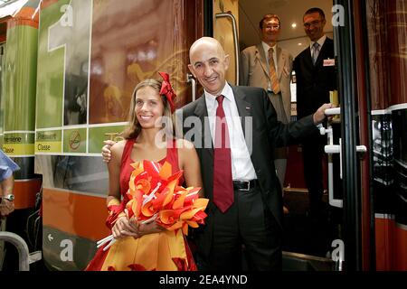 Louis Gallois, PDG de la SNCF, lors du lancement officiel des nouveaux trains "Teoz" à Bordeaux, dans le sud-ouest de la France, le 4 septembre 2005. Le « Teoz » remplacera les vieux trains TER et Corail et desservira une dizaine de grandes villes de France. Ils disposent d''une salle de jeux pour enfants, d''un espace multimédia, d''un espace de détente et d''un hangar à vélos. Photo de Patrick Bernard/ABACAPRESS.COM. Banque D'Images